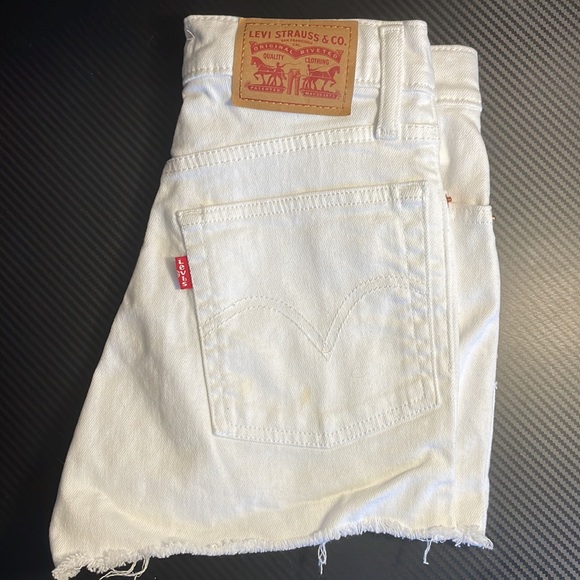 Women’s Levi White Short Shorts - Picture 4 of 4